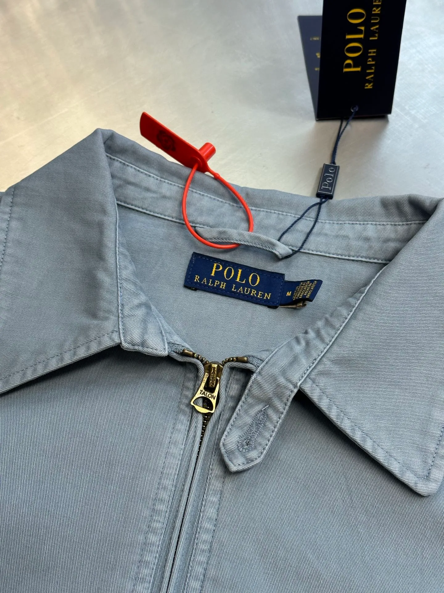 P480 Ralph Lauren embroidered zipper jacket, custom-made cloud velvet blue twill fine cotton, embellished with exquisite white pony logo, fully recognizable. Using imported machine embroidery technology, advanced computer control systems and precision mechanical components are used to achieve the iconic pony embroidery operation with high precision.  The hem is made at one time using a three-needle waist-stretching machine. The machine's special needle position and feeding mechanism are used to sew the elastic band and the fabric together in the same process. The three-needle design is stronger and can evenly distribute pressure to ensure a tight fit between the elastic band and the fabric. Follow the original color series for dyeing and overprinting. Prioritize the original color and fabric material to select special dyes, then heat to the appropriate temperature, perform dip-dyeing, and finally perform color overlay.  size：s m l xl